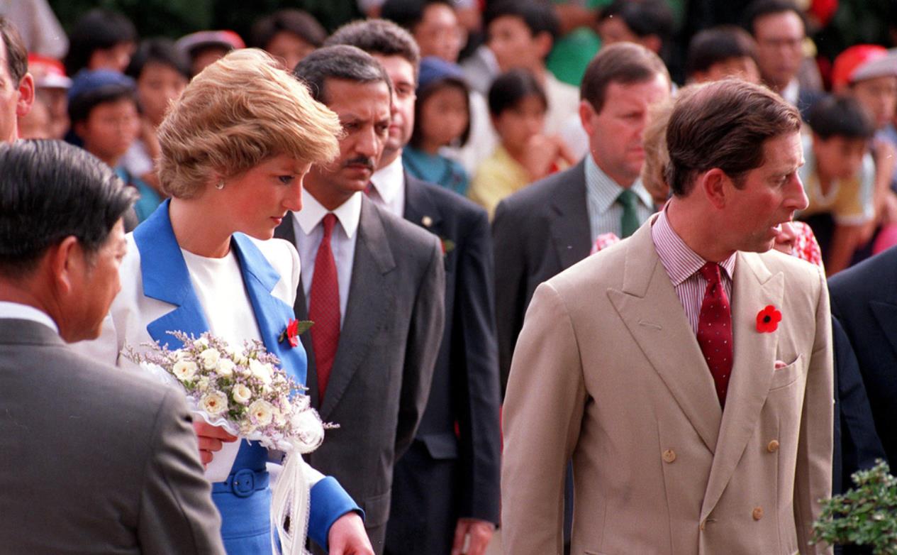 30年前,戴安娜访问中国,白色墨镜真时髦,与查尔斯全程无互动
