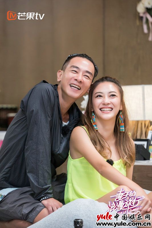 《妻子》浪漫晚餐夫妻深情告白 采儿称陈小春是娱乐圈"善良白痴"