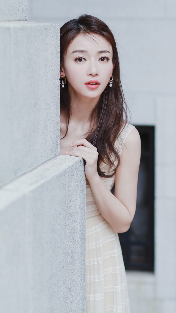 吴谨言受邀亮相新加坡红星大奖2019颁奖盛典,身穿一件淡雅的米色网纱