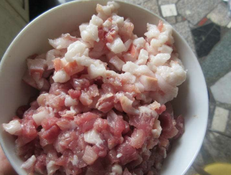 锅里倒入油.油热后倒入调好的肉末炒熟.