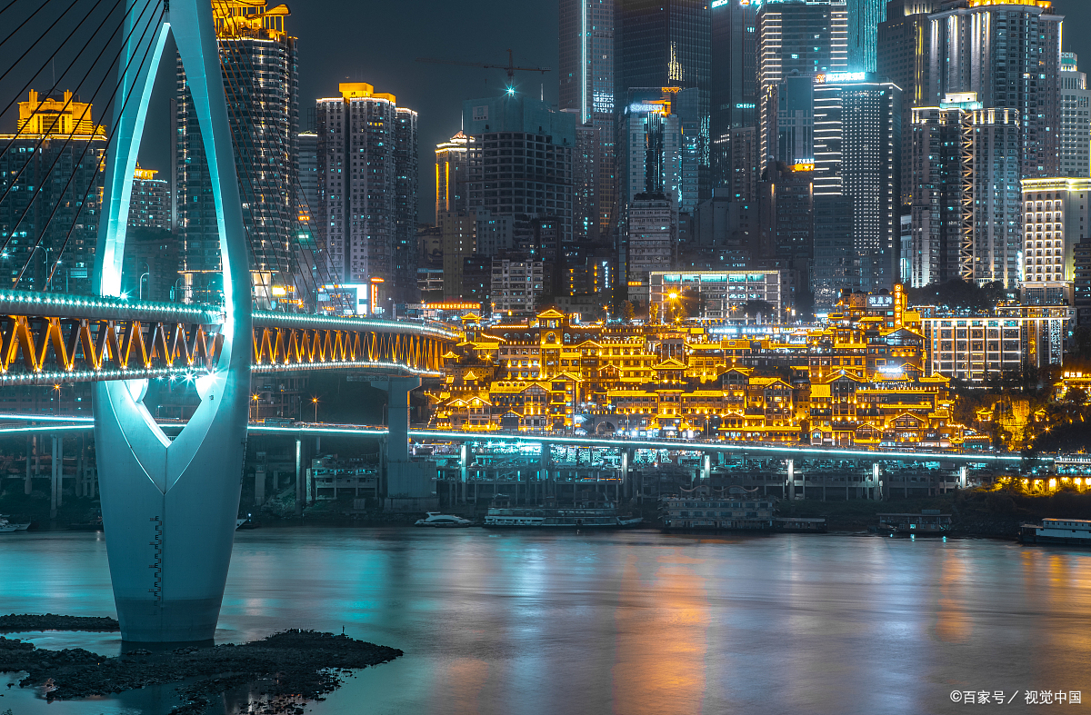 南滨路,这条蜿蜒于长江之畔的步道,是我对重庆生活热辣风情的无限向往