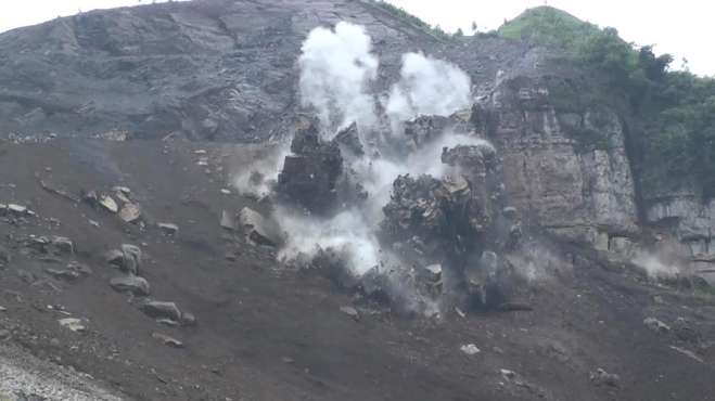 [图]我国第一爆破多猛？250米大山瞬间被炸平，威力堪比一场地震