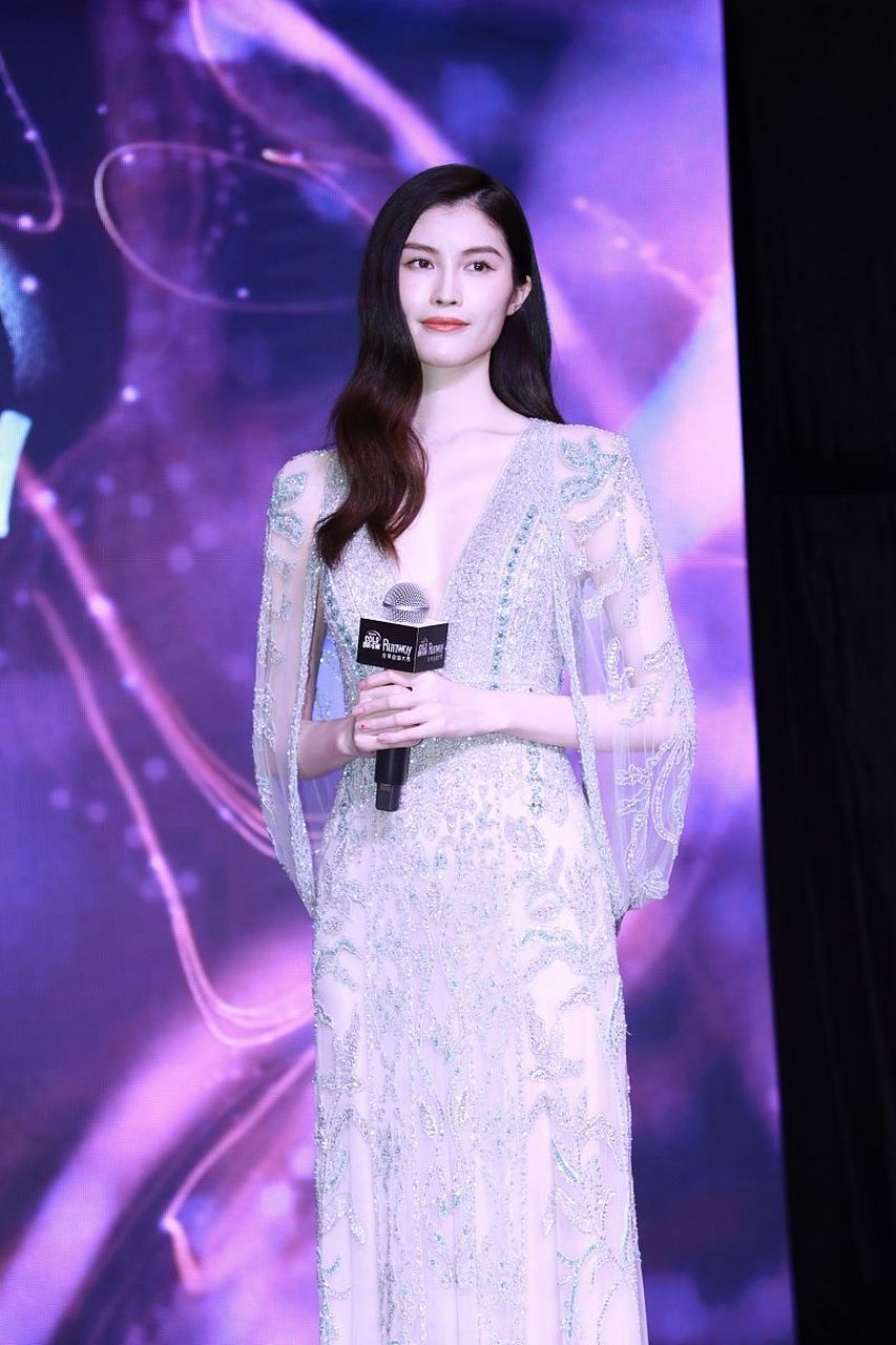 真是一脸懵地点进去又一脸懵地出来. 何穗和陈伟霆什么时候在一起的.