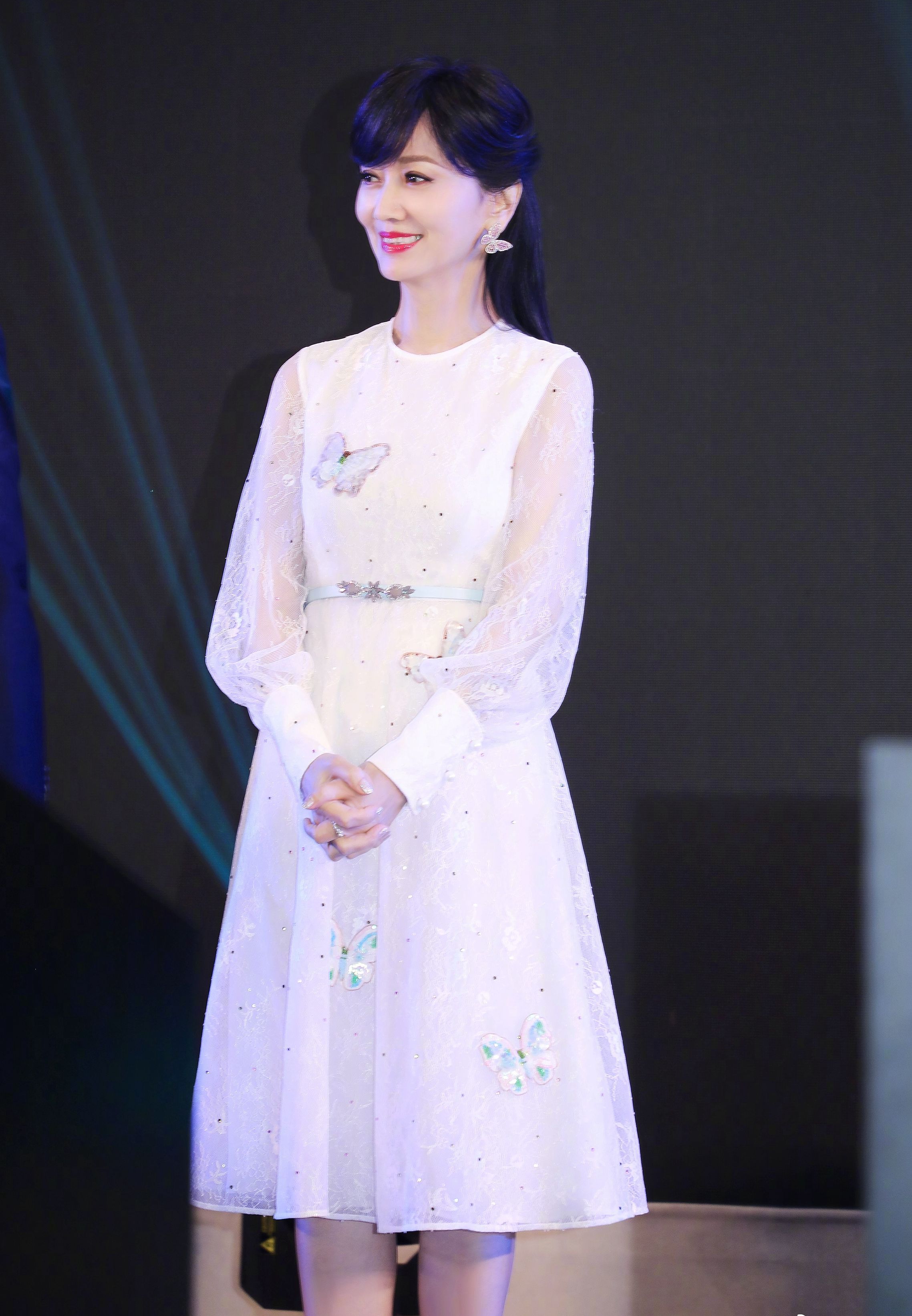 65岁赵雅芝现身活动现场少女力满格,一袭蝴蝶白裙宛若仙女下凡