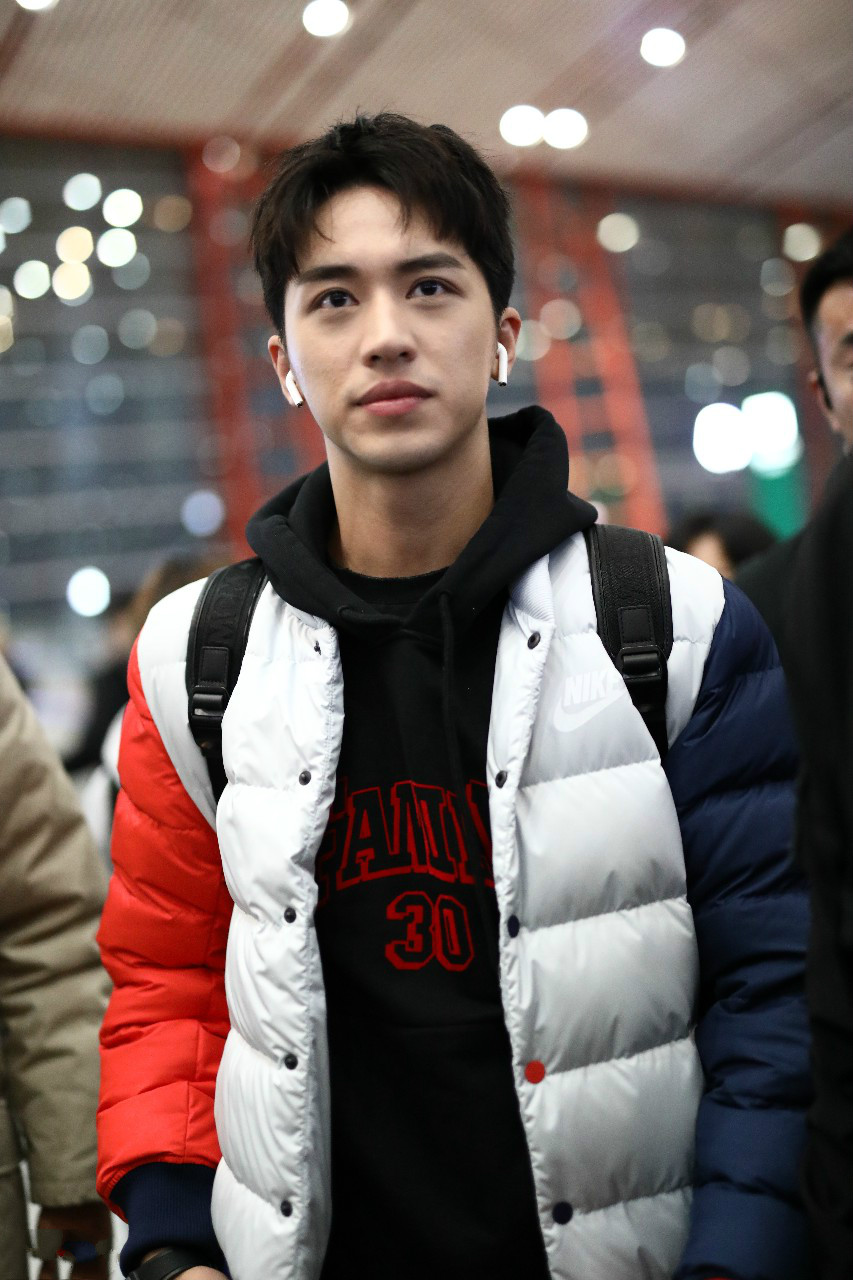 许魏洲穿拼色羽绒服内搭黑色连帽卫衣现身机场,皮肤白皙帅气十足