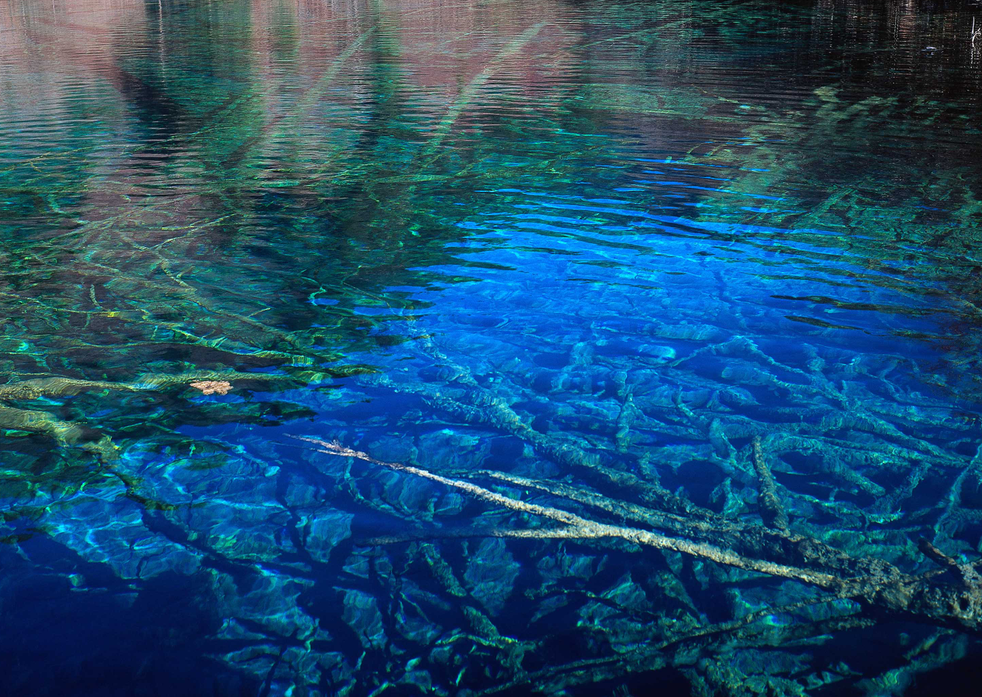 整片湖水看上去清澈见底,也特别的靓丽,能够引人入胜