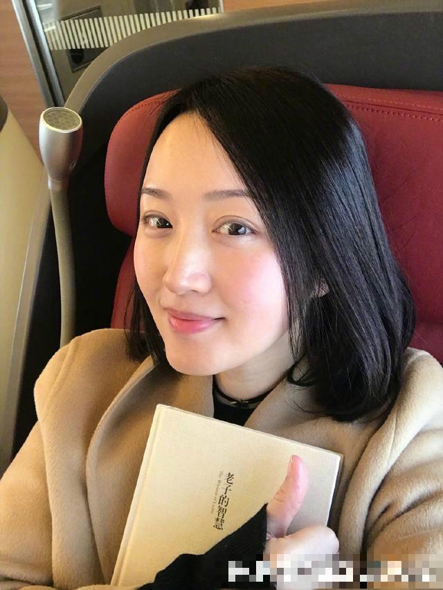 46岁杨钰莹爱上自拍,俊俏脸蛋儿下的那两个手指却丑哭了