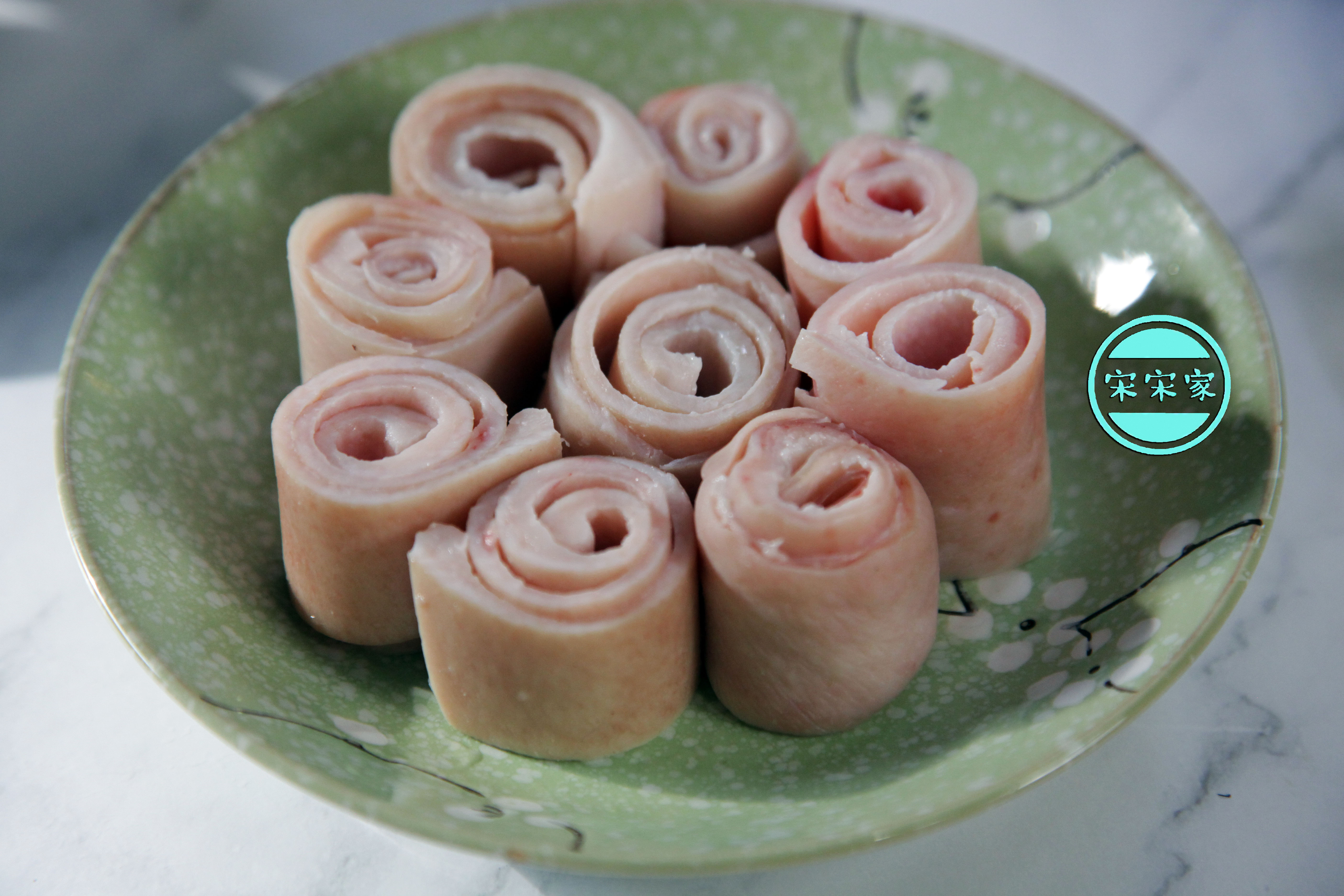 做法:猪皮适量,清洗干净之后,刮去猪毛,做皮冻猪皮不可以太少.