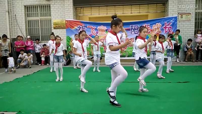 萝莉白丝小学生们六一表演节目给同学们看,,,好看视频
