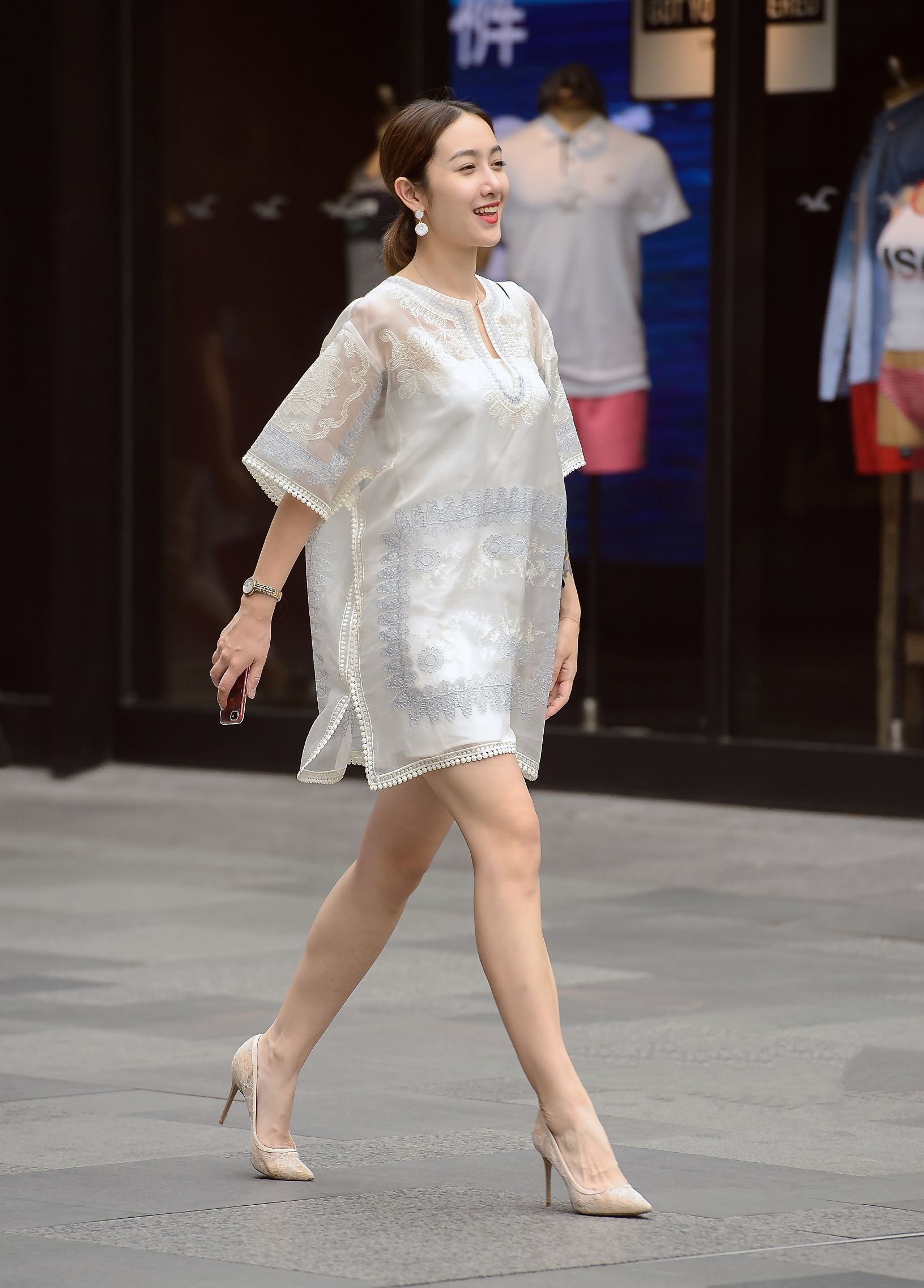 街拍:简单的白t恤加上黑色喇叭裤,长发少妇身材丰满迷人