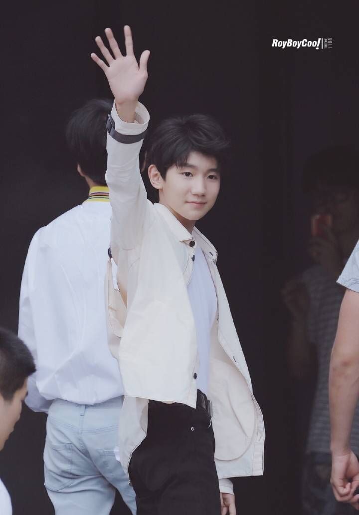 从招手姿势看性格:王俊凯孤僻,王源清高,易烊千玺太难评估了