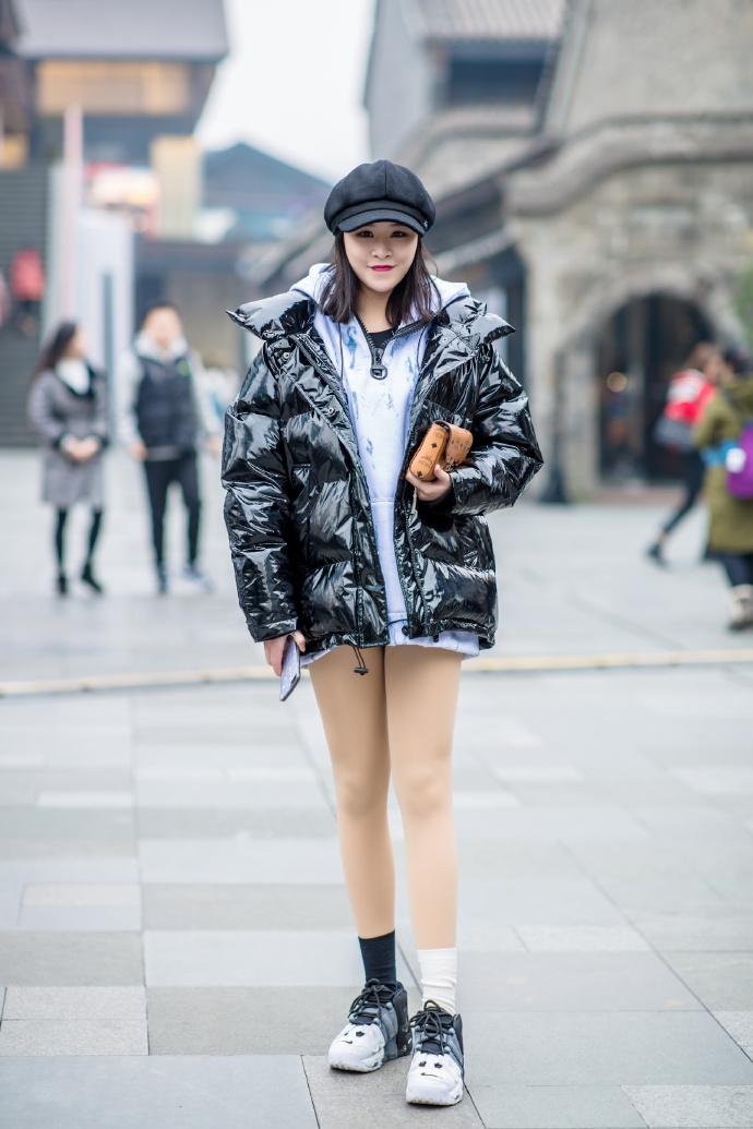 亮面的羽绒服搭配长款的卫衣,寒冷的冬天玩一把下装消失真的需要勇气