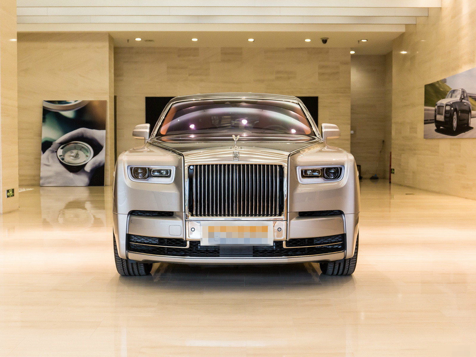 从图片上看,这款车尾灯的设计也是很不错的,看起来