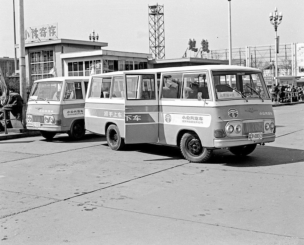 1984年,在北京大街上随处可见的小公共汽车