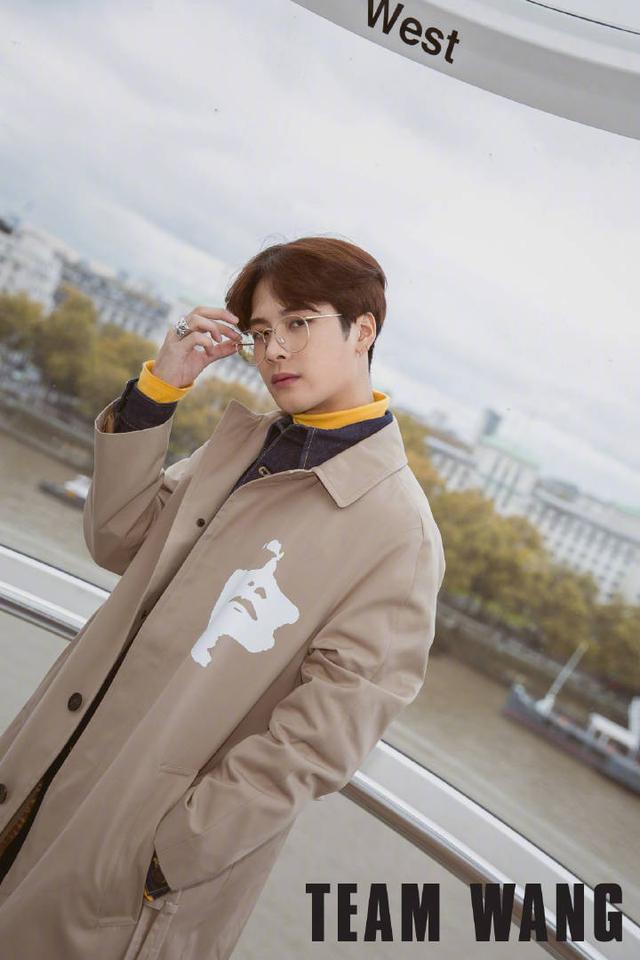 戴上金丝眼镜的王嘉尔简直a爆了!