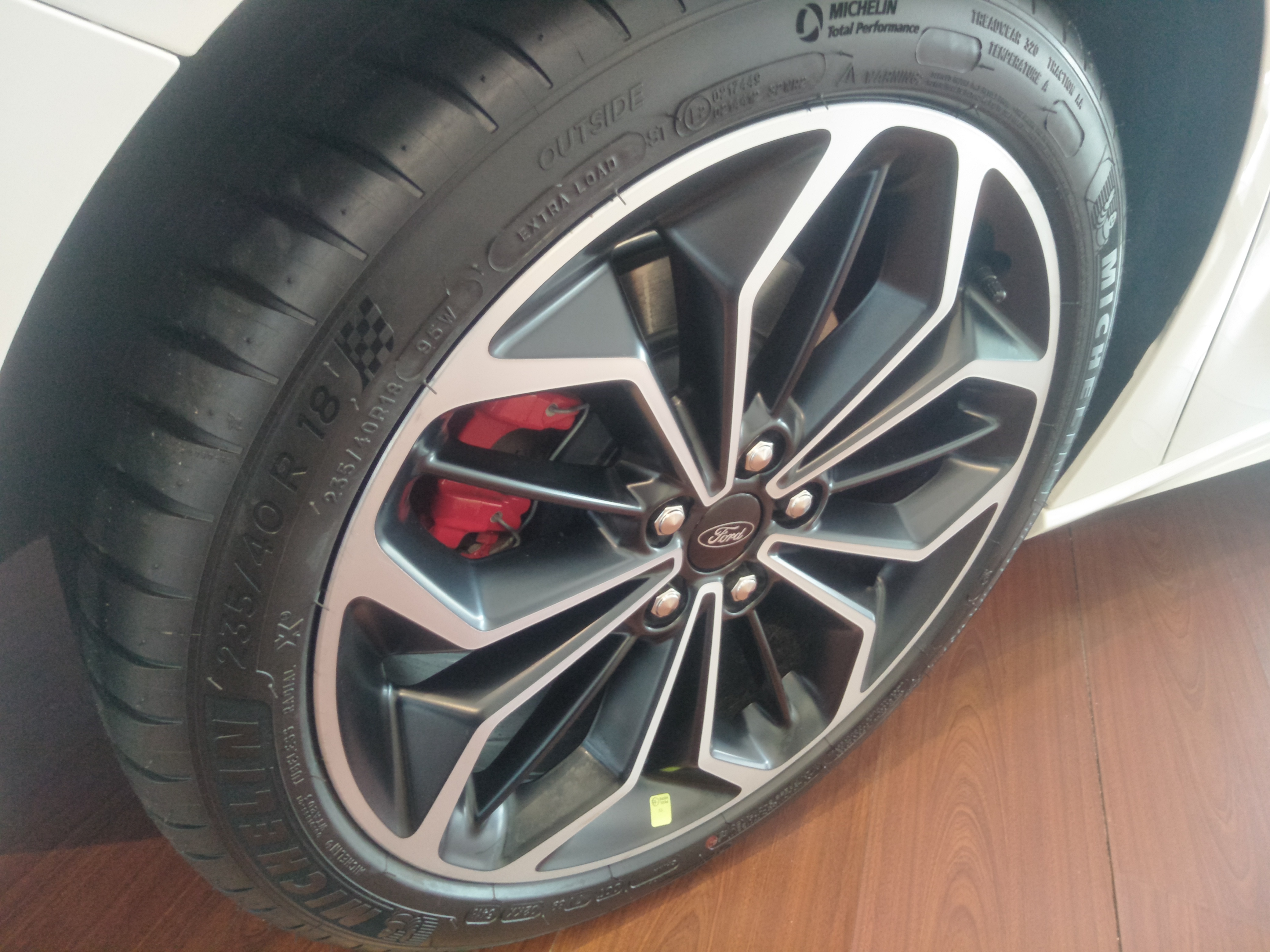 顶配18寸梅花式轮毂,领先同级别车型