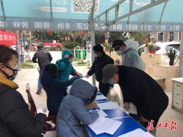 蔬菜配送上门,油布封闭村湾,武汉小区封闭管理有序推进