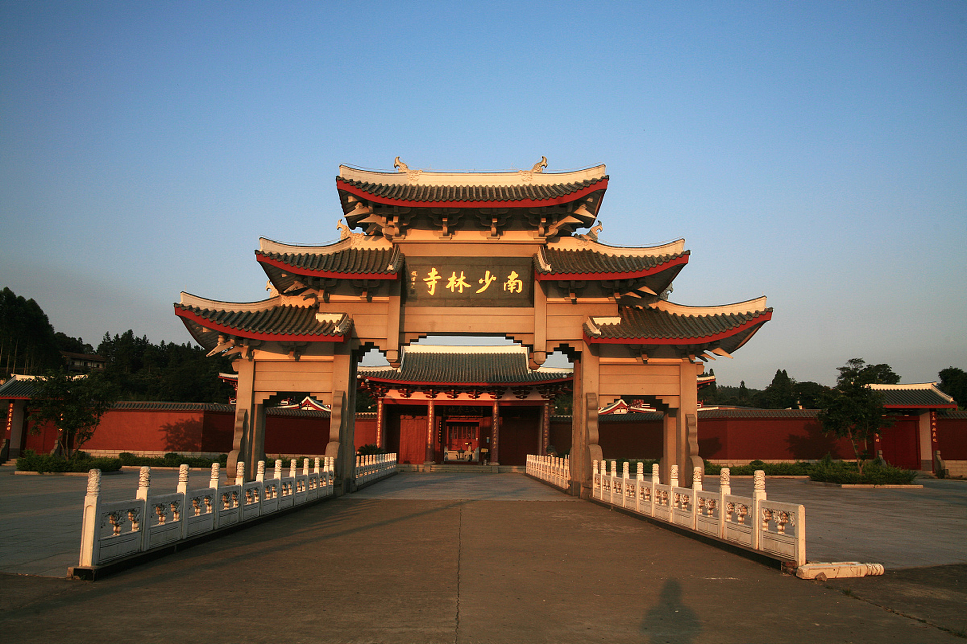 南少林寺是一座融合了佛教和武术文化的寺庙.