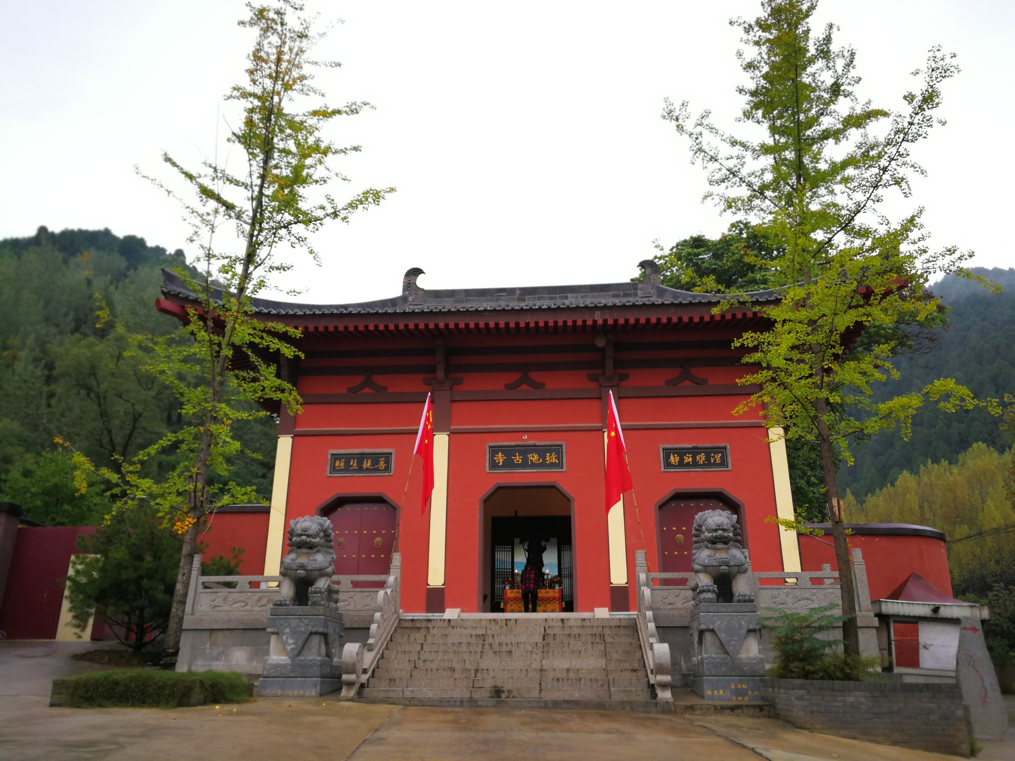 终南山山顶寺庙图片