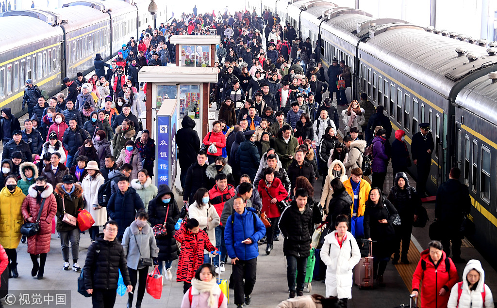 返程大军汹涌!各地高铁站人挤人 海口迎自驾游车辆返程过海高峰