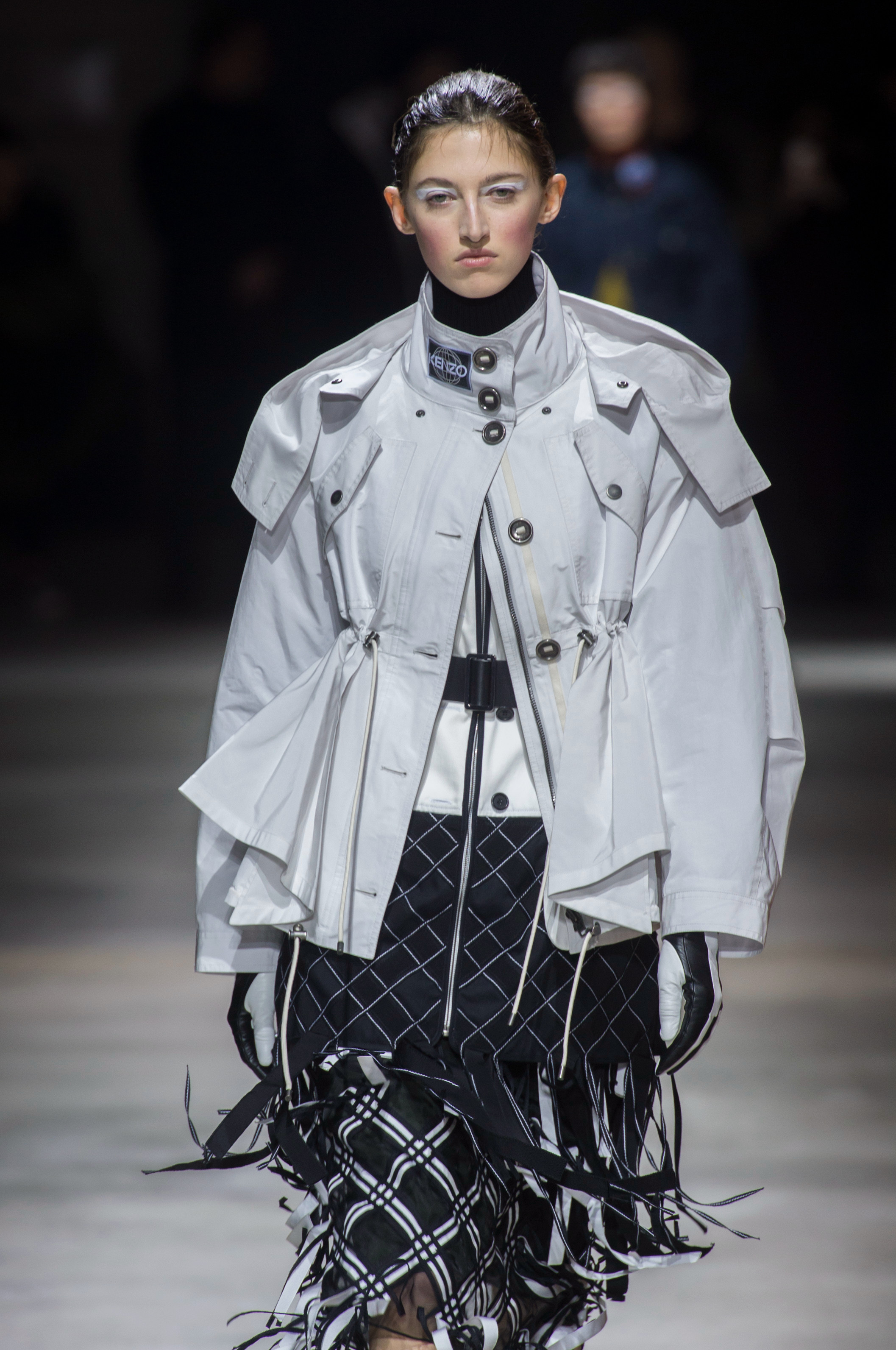 比较高级的版型,不用担心会撞衫,设计看起来极具未来感