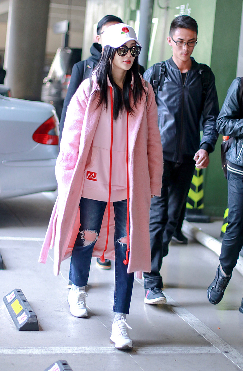 李小璐太会扮嫩,一身粉色搭配玫瑰花棒球帽少女感十足,哪像孩儿妈?