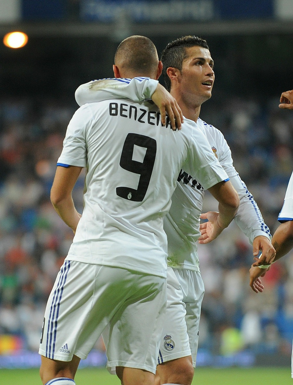 皇马官宣本泽马离队# 皇马的bbc组合最后1人也离队了,c罗和本泽露都