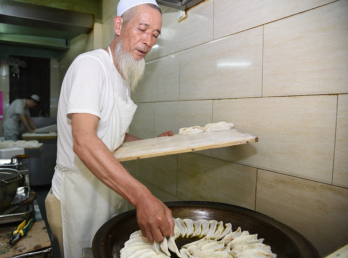 白胡子老头卖"百年祖传"小吃,7元1两1天只卖30斤,想吃要趁早