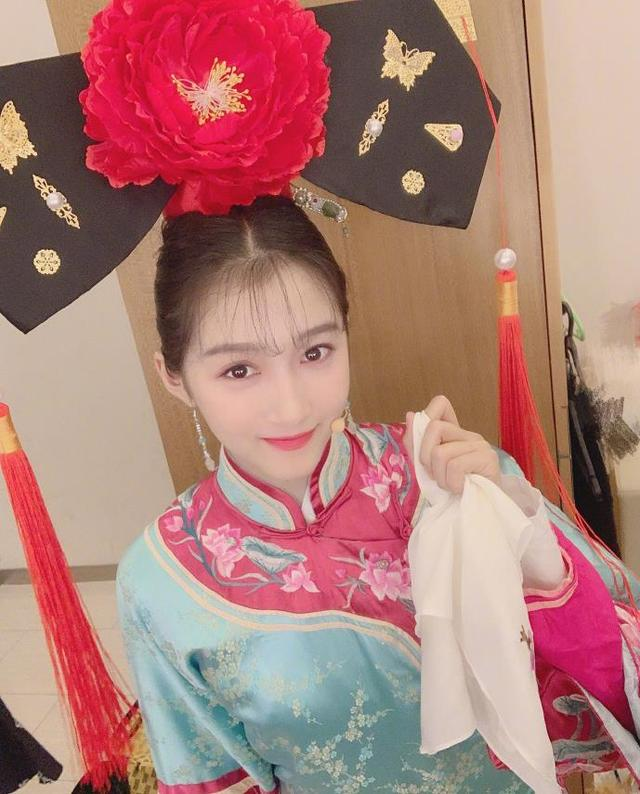 关晓彤晒"格格"造型,手拿小帕头戴大红花娇媚可人