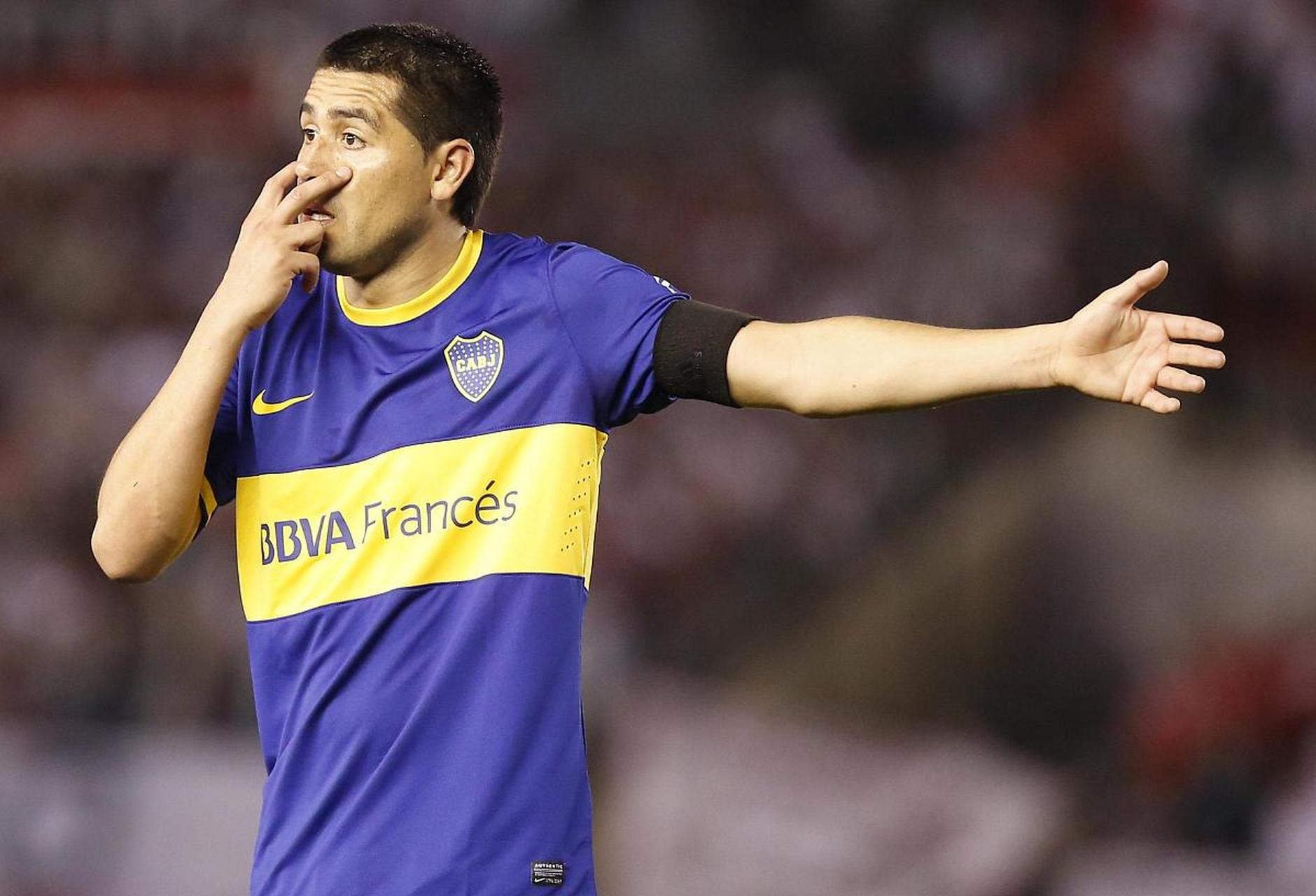 里克尔梅告别赛,当梅西进入糖果盒球场时,现场球迷高唱:"梅西,梅西