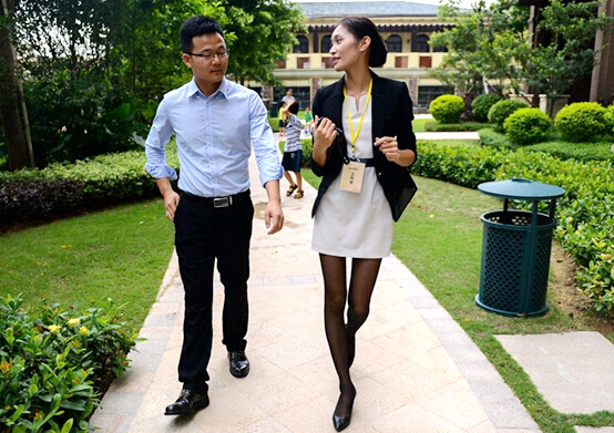 售楼小姐卖出1套100万的房子,有多少提成?没看到工资单还真不信