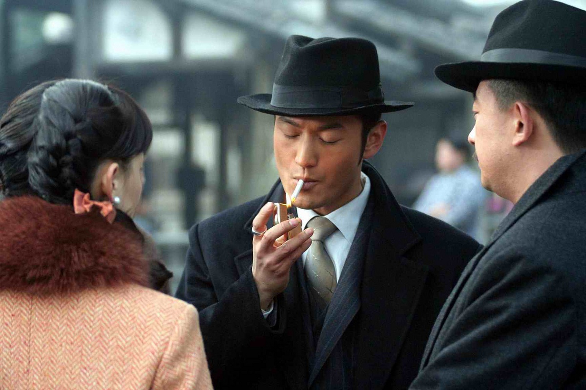 《上海滩》中丁力和许文强在旧上海滩原本是生死之交的好兄弟.