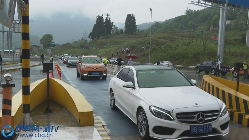 万利高速公路长滩收费站今日开通