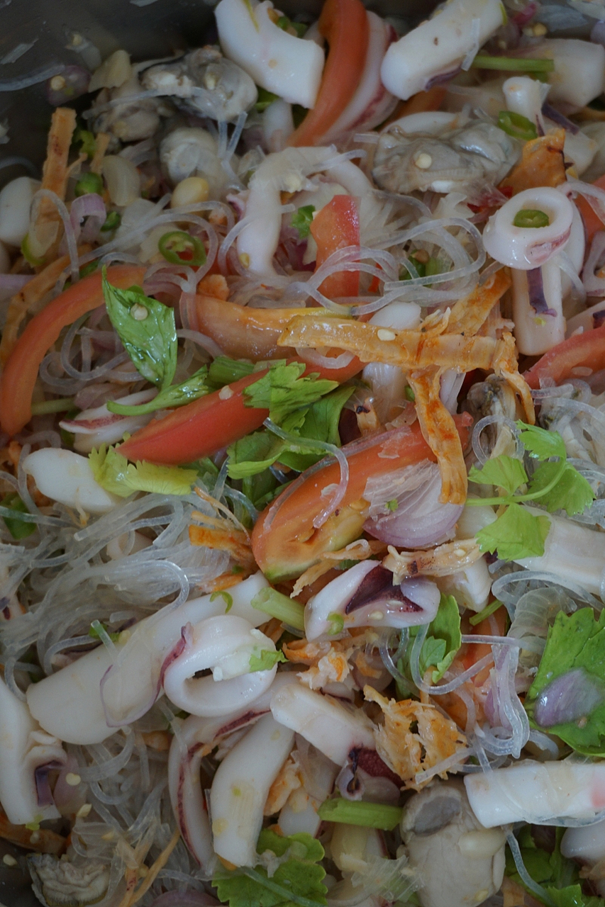 平潭焖冬粉是福建平潭的传统名菜,以冬粉,猪肉和蔬菜为主要原料,口感