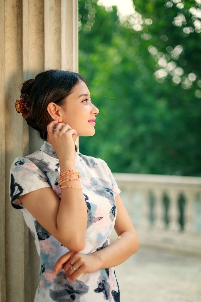 穿旗袍的女子,温婉秀雅,气质如兰