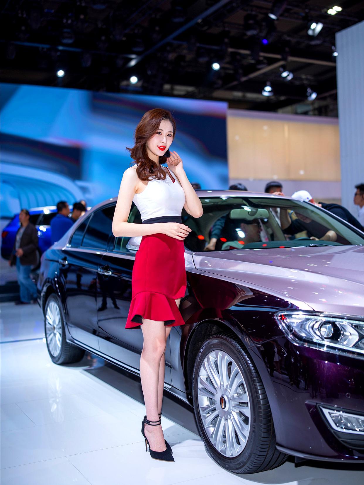 最美红裙车模,曲线玲珑,"蚁腰"悠悠