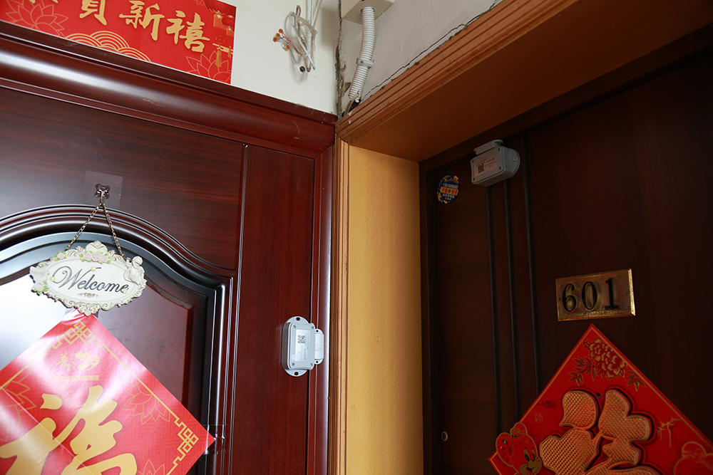 隔离人员一开门居委就知道,上海这个街道启用"门体传感器"