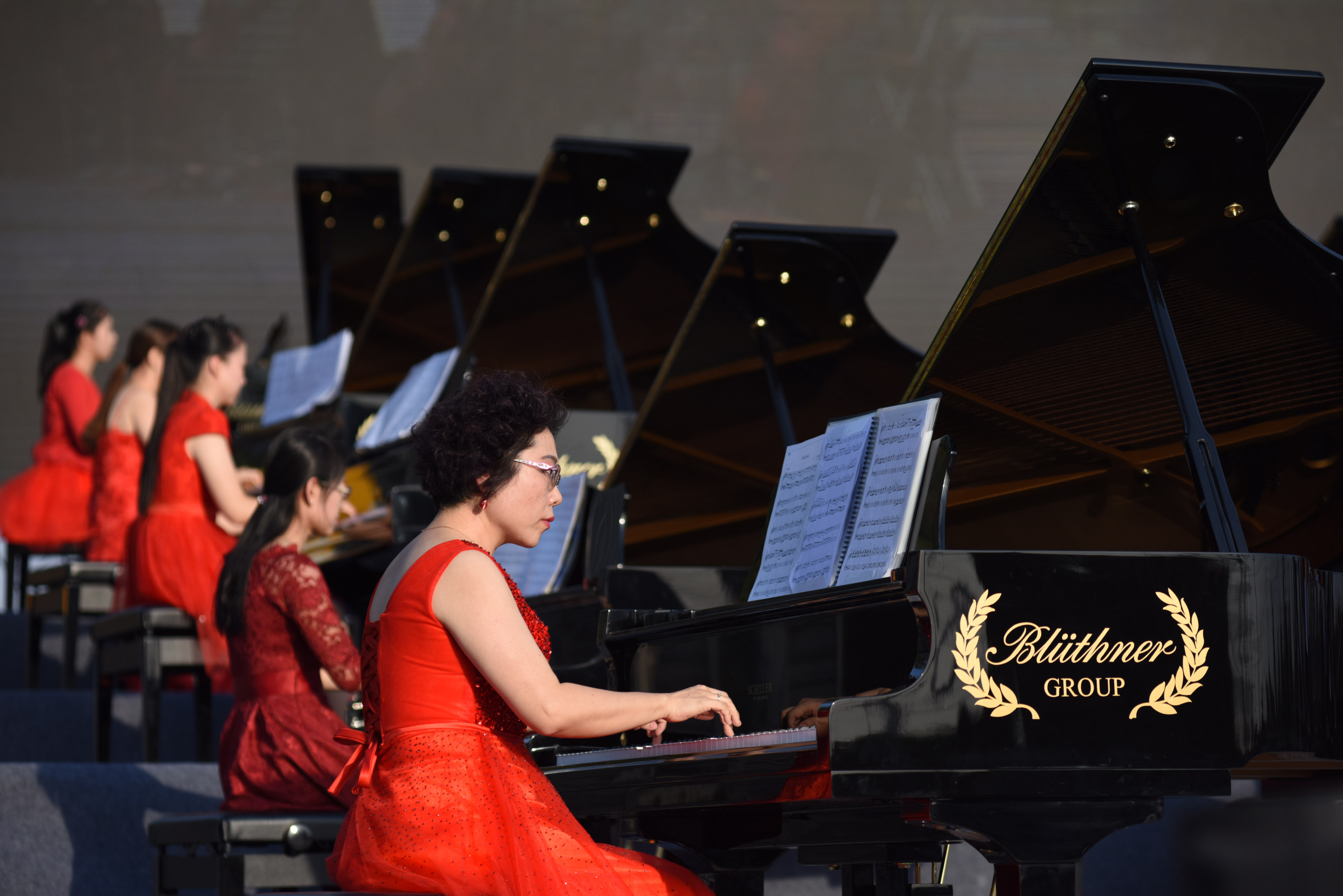 河北武强:666架钢琴齐奏