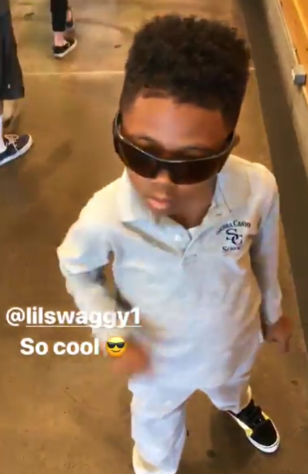 一模一样!尼克-杨晒出自己儿子戴墨镜摆造型的视频