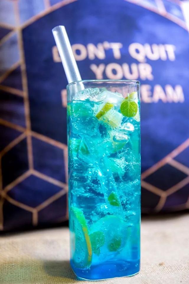 亮晶晶的蓝柑莫吉托是冬日里的一份清凉,配上热火朝天的烤鱼,火锅,再