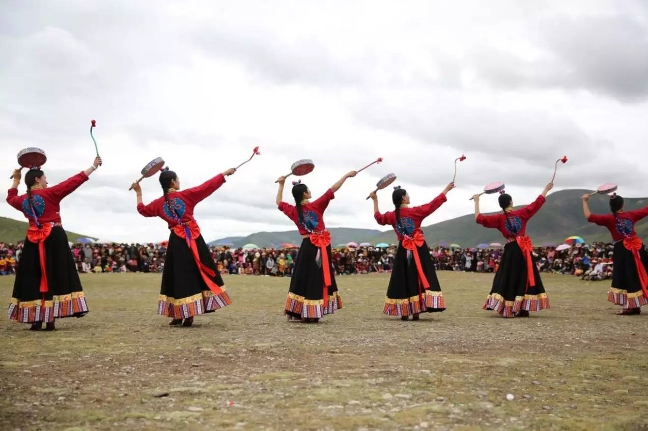 热巴舞是由藏族热巴艺人表演的一种舞蹈形式.