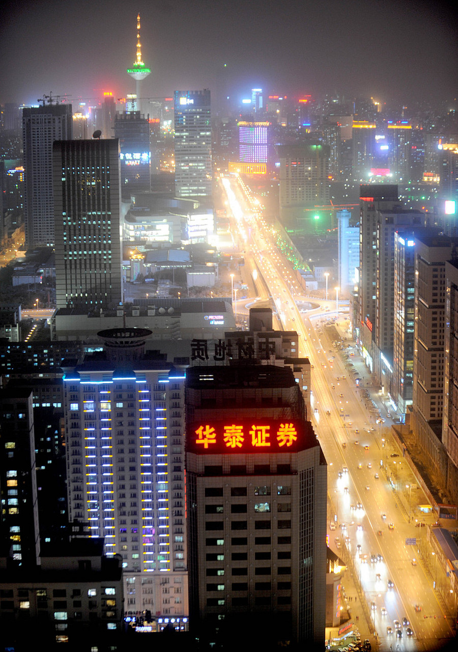 接下来,我将从以下几个方面来描述长春的夜景:  11566 市中心的