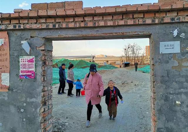 北京良乡南关站通车8年人行道一直没修,别忘"最后一公里"