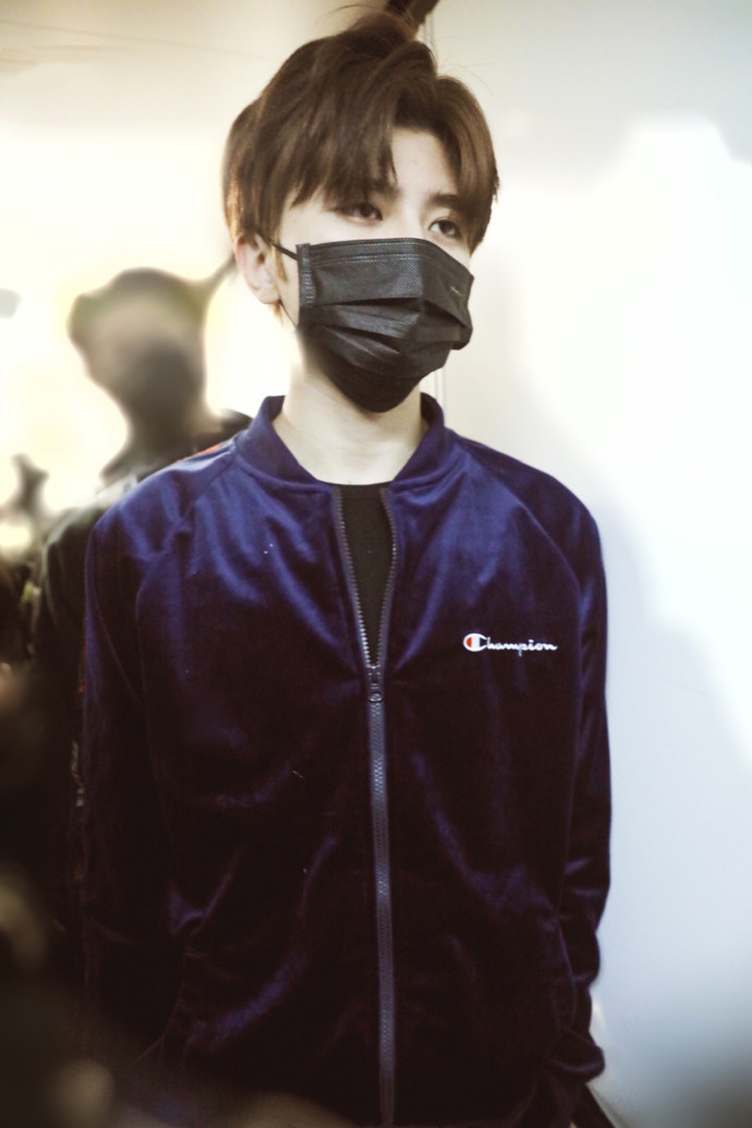 蔡徐坤一身运动装出现在深圳机场,清爽时髦,酷感十足