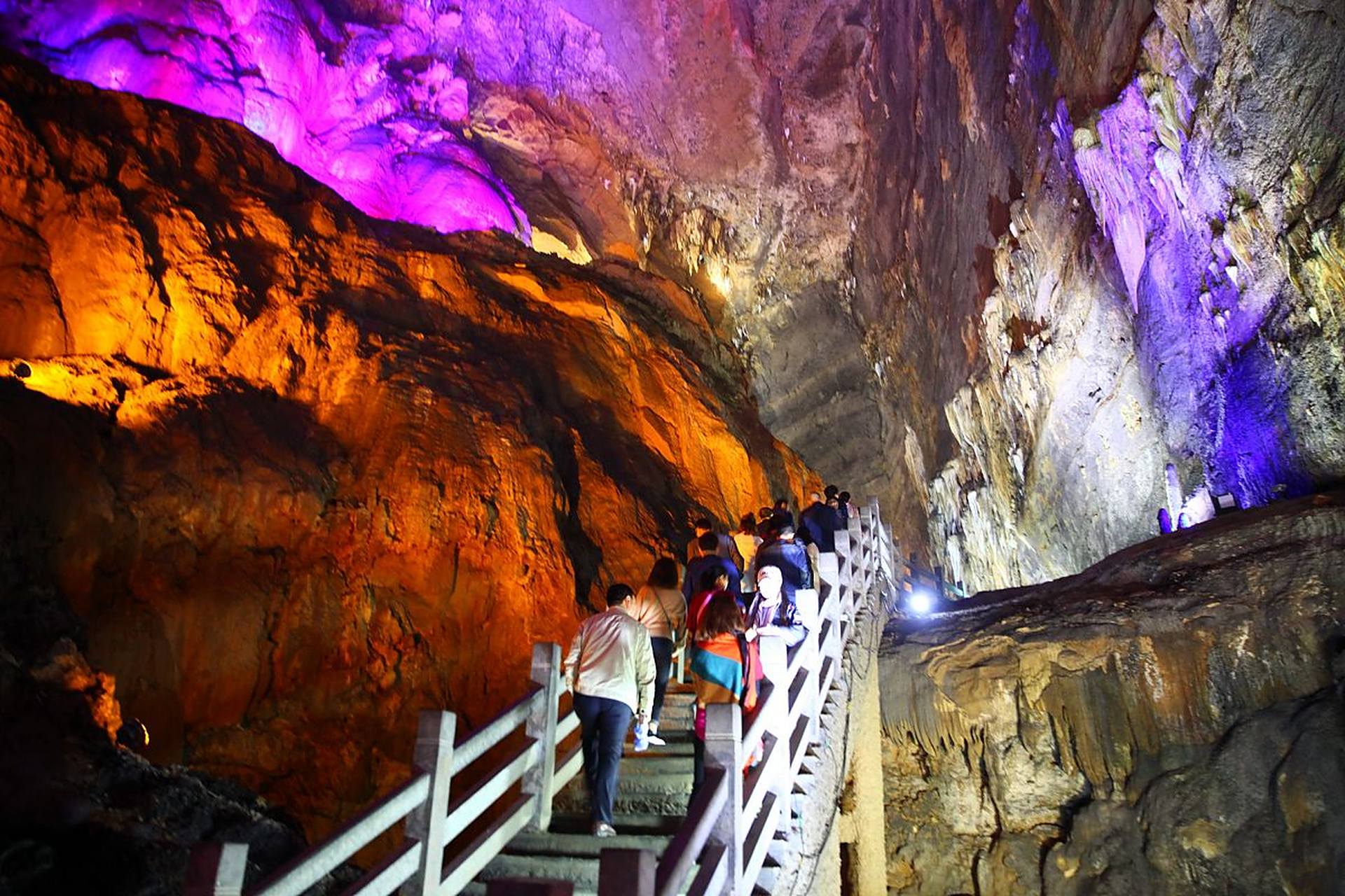 九乡风景名胜区位于宜良县九乡彝族回族乡境内,距昆明90公里,距宜良