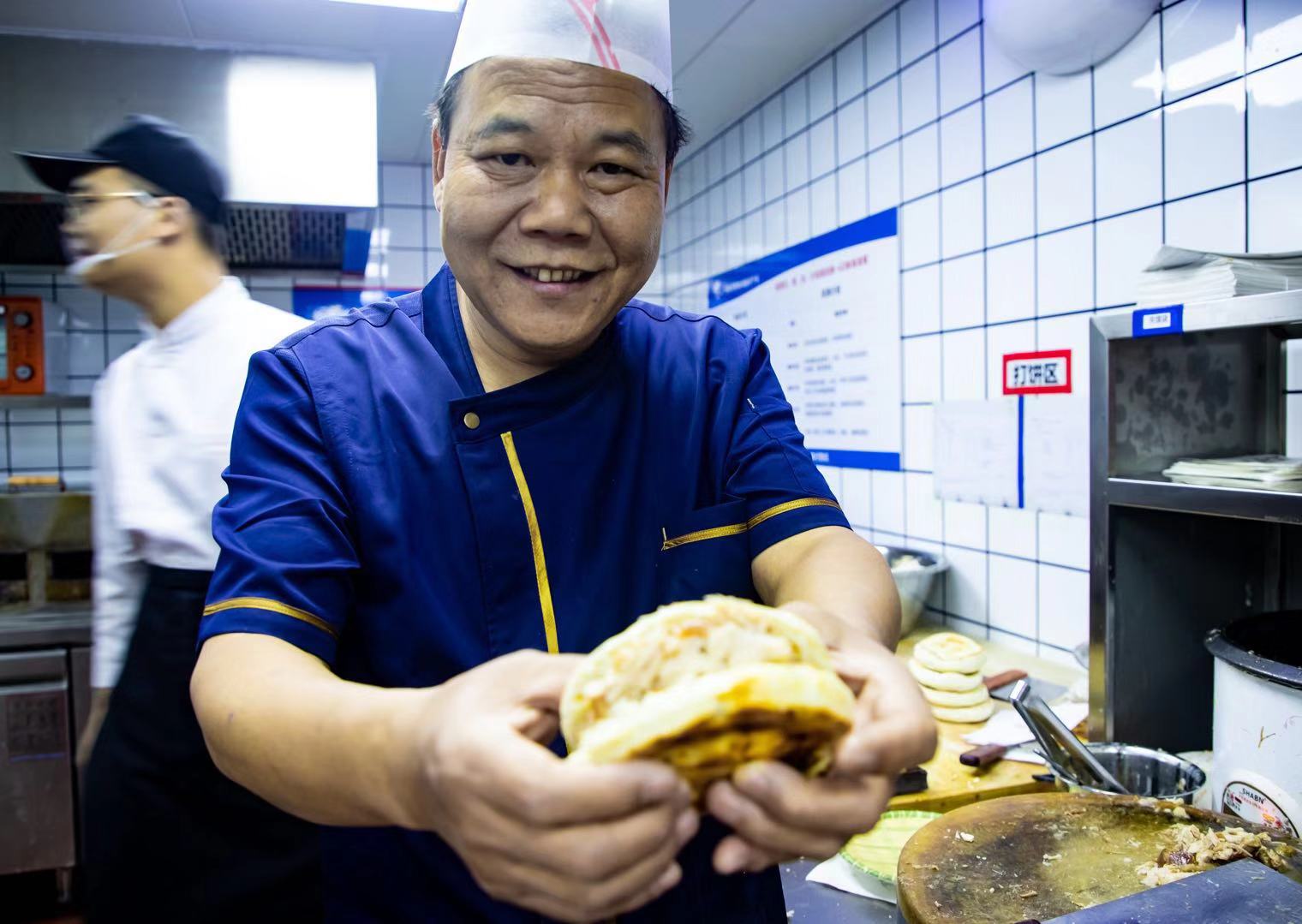 国家特级厨师候同明先生为白起肉夹馍研究院名誉院长