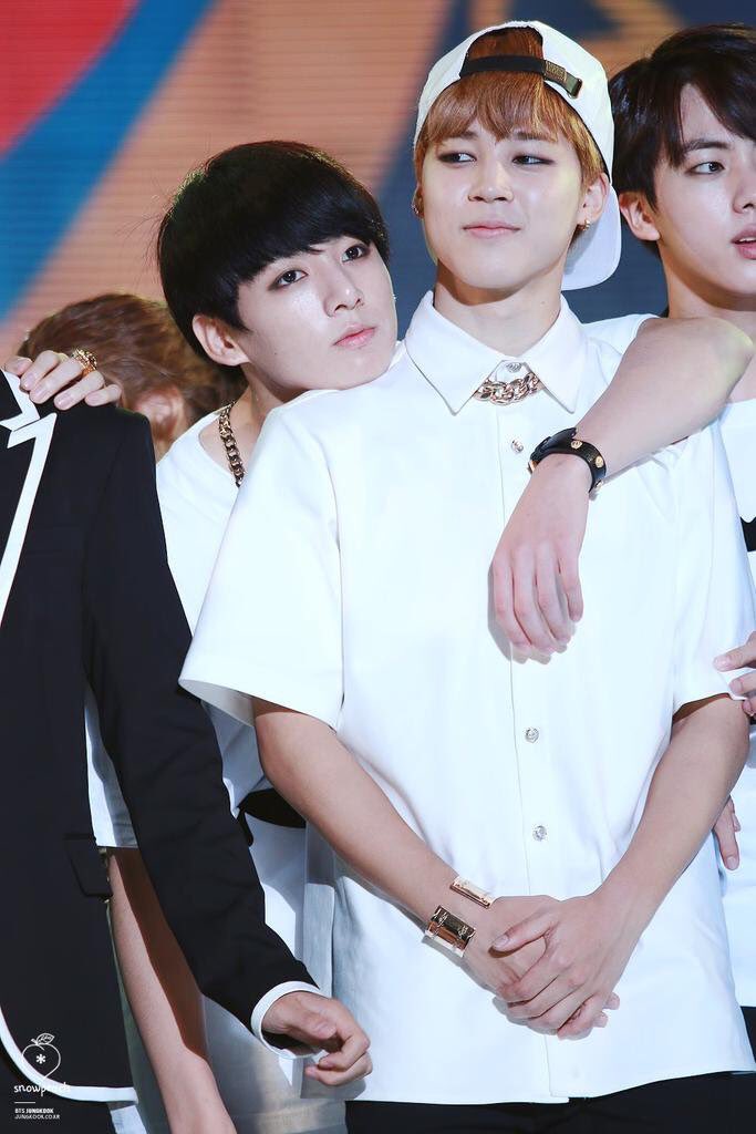 柾国哥控属性暴露 背后靠肩是什么操作?