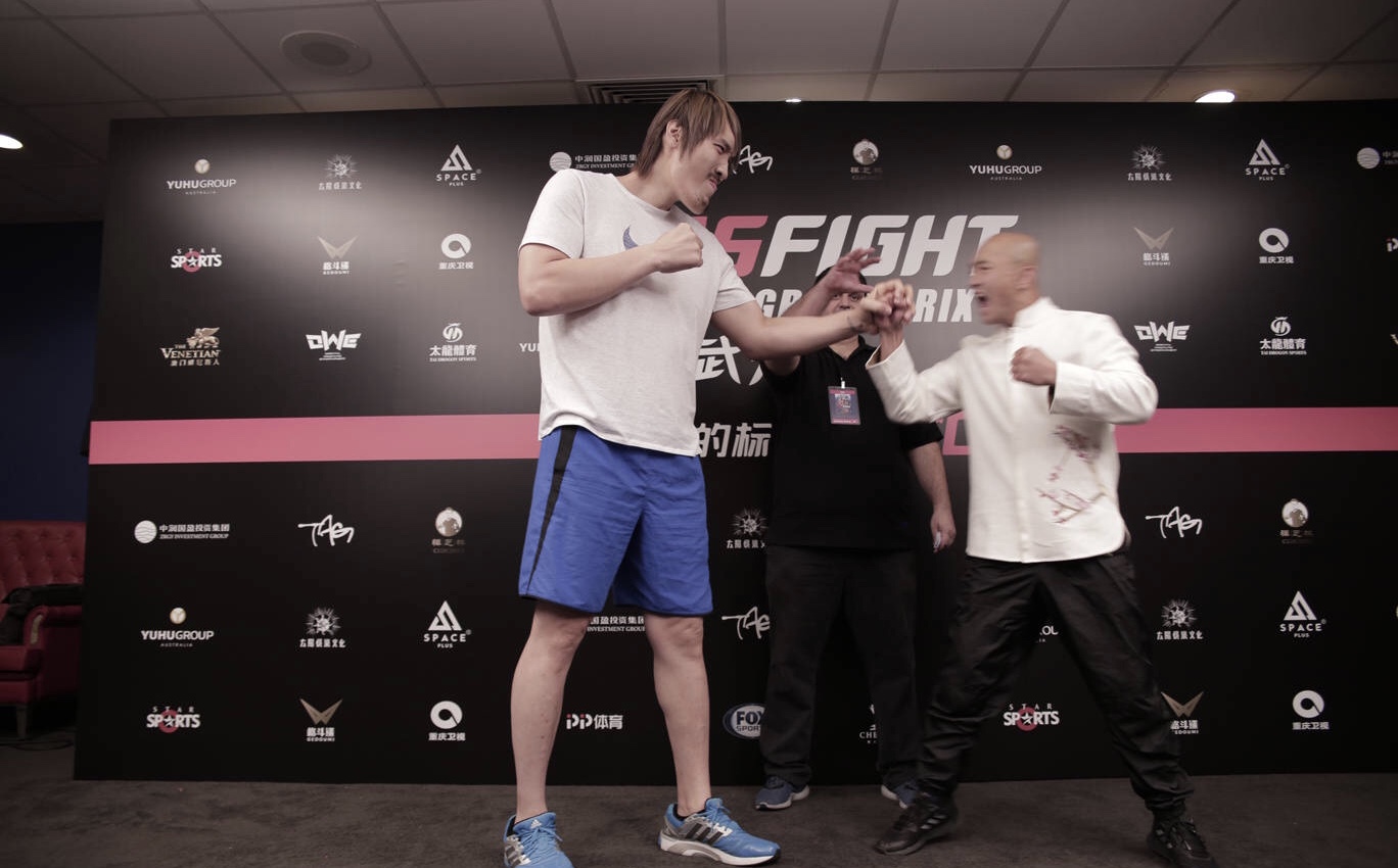 一龙ko2米18韩国巨人!崔洪万被踢裆表情痛苦 休息12分钟执意退赛