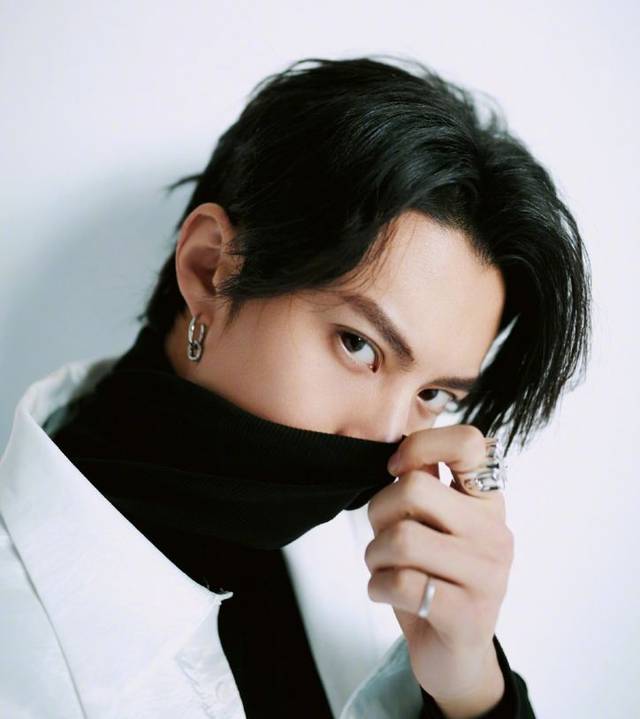 每日王鹤棣资讯精选|王鹤棣终于放弃铁打的"菠萝头",换上中分发型,帅