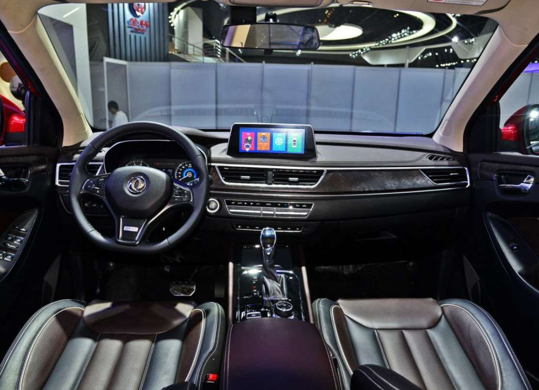 坐起来空间肯定的够,空间没什么问题,对空间比较满意